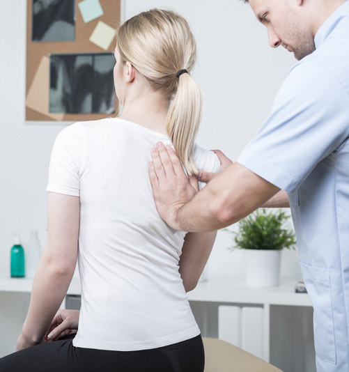 chiropractor-with-patient